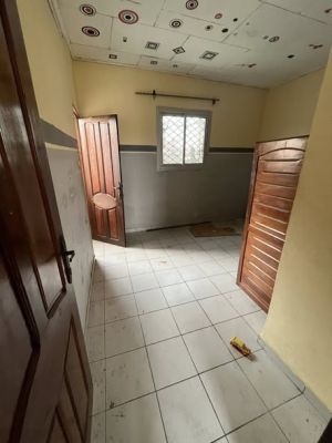 Studio moderne 4 pièces a louer ndogbong bel air dans un cadre sécurisé barrière a l'immeuble balcon - Image 5