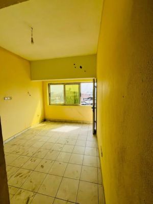 Appartement moderne à louer à New Bell situé en bordure de route - Image 1