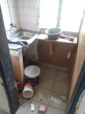 Studio à louer louer akwa nord non loin de santa lucia chambre salon cuisine douche barrière parking - Image 5