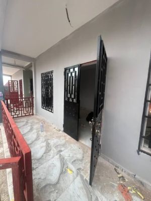 Séries de 4 studio moderne nouvellement construit à Mendong non loin de la gendarmerie avec parking forage et prépayé - Image 1