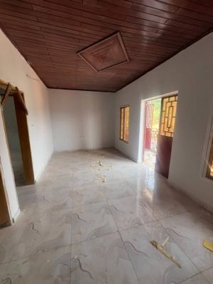 Séries de 4 studio moderne nouvellement construit à Mendong non loin de la gendarmerie avec parking forage et prépayé - Image 2