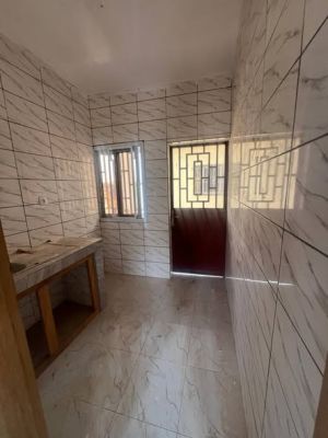 Séries de 4 studio moderne nouvellement construit à Mendong non loin de la gendarmerie avec parking forage et prépayé - Image 4