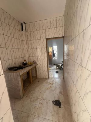 Séries de 4 studio moderne nouvellement construit à Mendong non loin de la gendarmerie avec parking forage et prépayé - Image 5