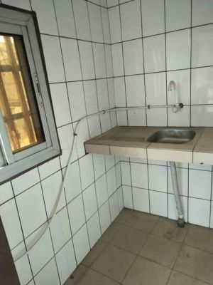 Studio moderne avec balcon et parking à Logbesou - Image 1