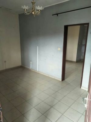 Studio moderne avec balcon et parking à Logbesou - Image 3