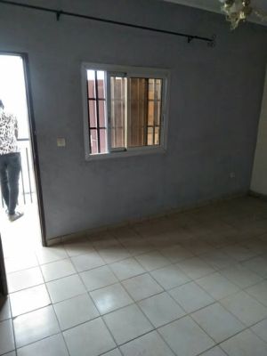 Studio moderne avec balcon et parking à Logbesou - Image 4