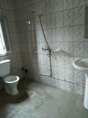 Studio moderne avec balcon et parking à Logbesou - Image 5