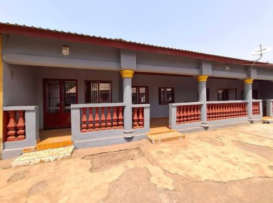 02 Appartement a Louer a  #T6 dans une cours tres accessibre en bordure dune route secondaire