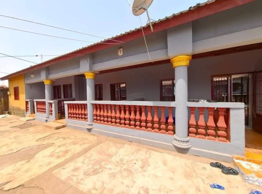 02 Appartement a Louer a  #T6 dans une cours tres accessibre en bordure dune route secondaire - Image 2