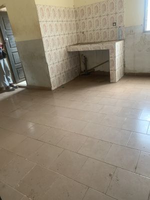 Chambre moderne a louer en Nkoabang entrée ministre