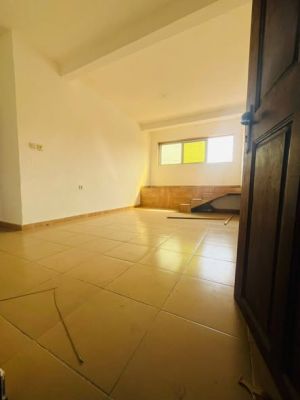 Studio moderne à louer situé en bordure de route au goudron - Image 1