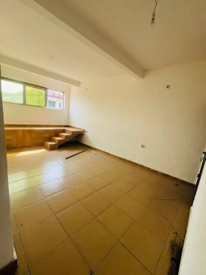 Studio moderne à louer situé en bordure de route au goudron - Image 2