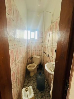 Studio moderne à louer situé en bordure de route au goudron - Image 3