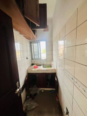 Studio moderne à louer situé en bordure de route au goudron - Image 5