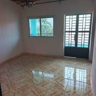 Studio libre à Odza (borne 12) immeuble nouvellement construit avec gardien - Image 1