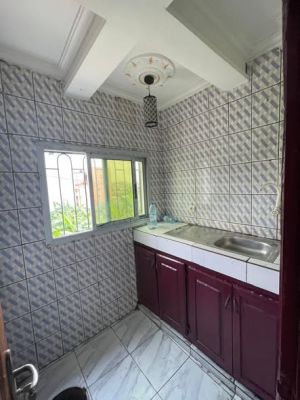 Magnifique studio staffé à louer à Ndogbong 50 mettres de la route - Image 5